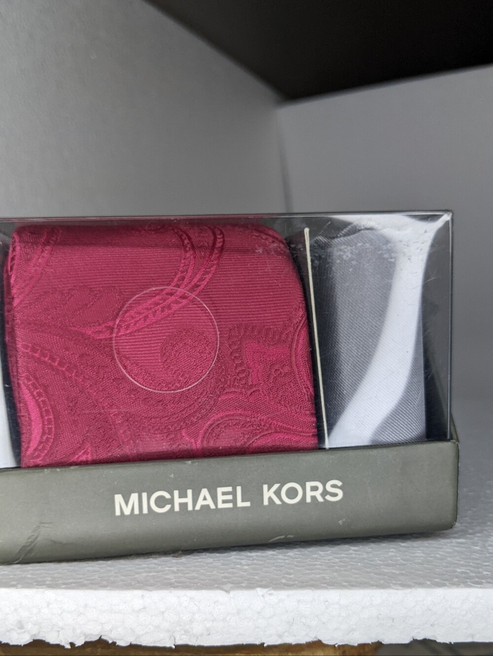 Michael Kors Men's Pink Tie Set W Gray Pocket Square. NEW In box